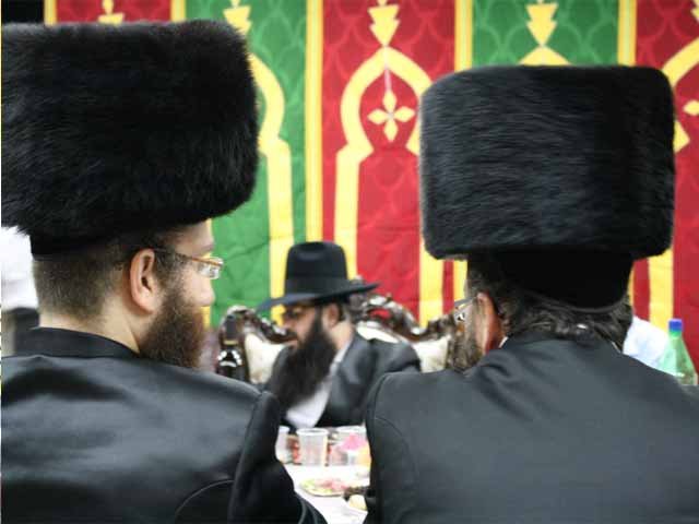 חסידים שומעים תורה מהרב המרוקאי