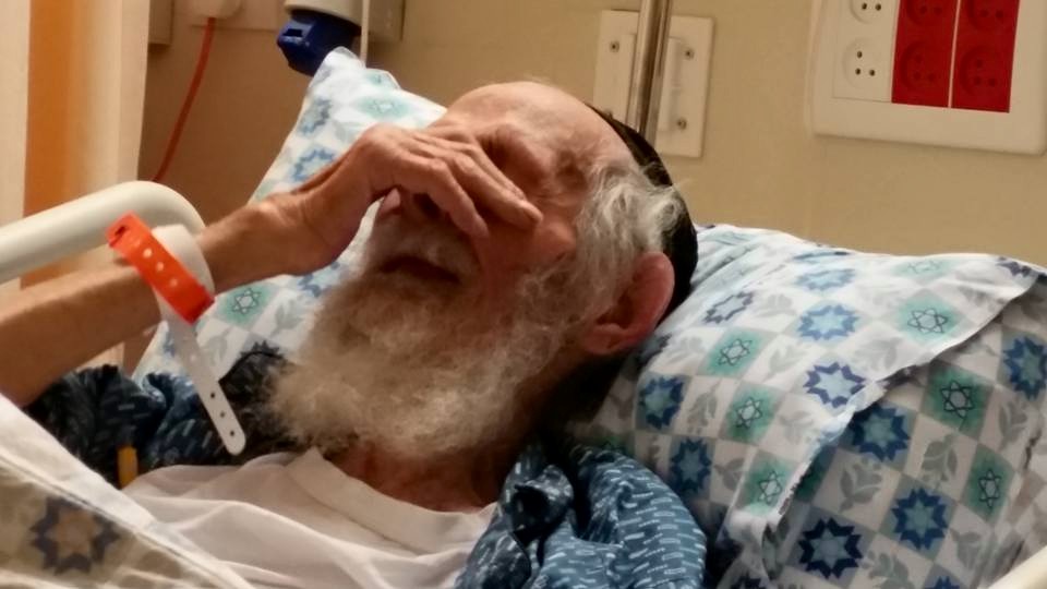 הרב רקובסקי במיטתו בבית החולים