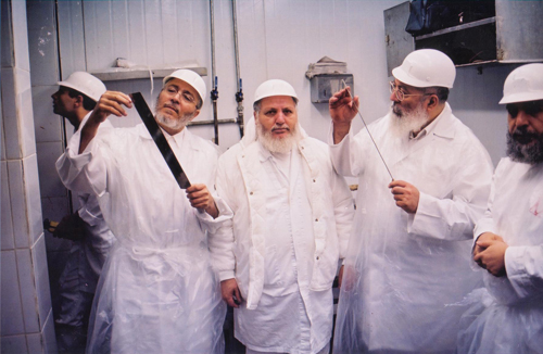 הראשון לציון, הרב עמאר, בודק סכיני שחיטה