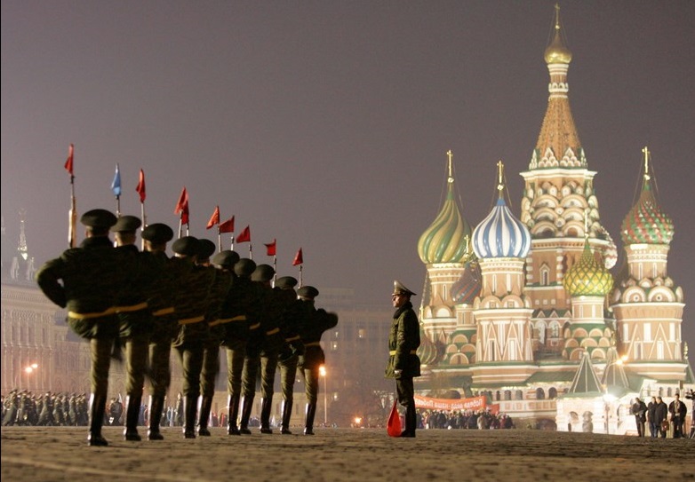 מצעד צבאי ליד הקרמלין ברוסיה