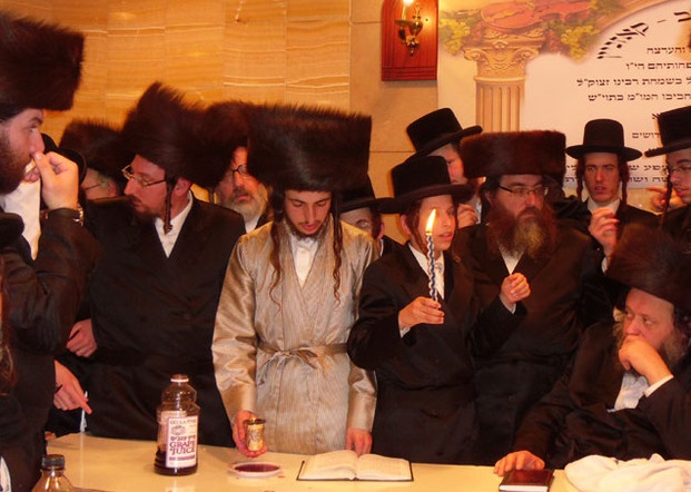 האדמו"ר (במרכז) עורך הבדלה