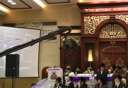 הצדיק צופה בוידאו המרגש