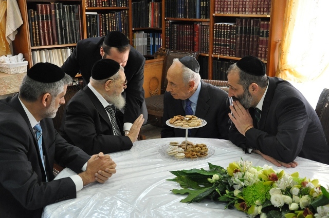 הגר"ע לנשיא פרס: "התורה מגינה על ישראל"