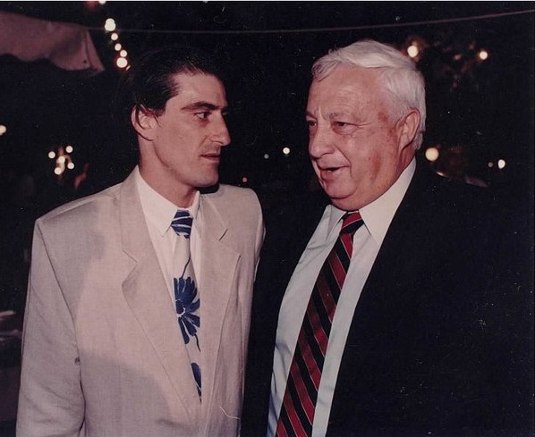 יהושע מאירי עם אריק שרון, 1982
