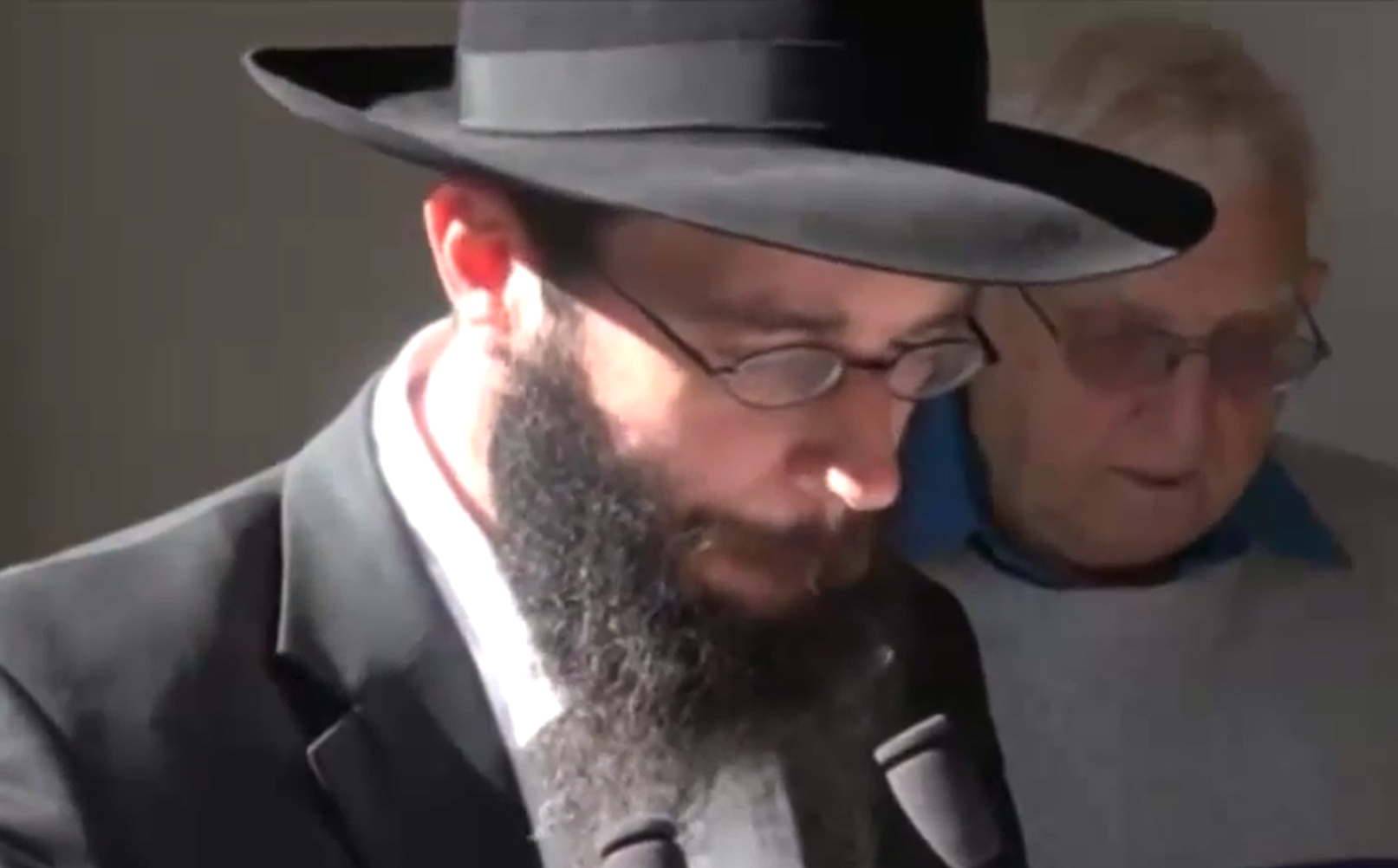 הרב ניר מנוסי סופד לאביו. צילומסך