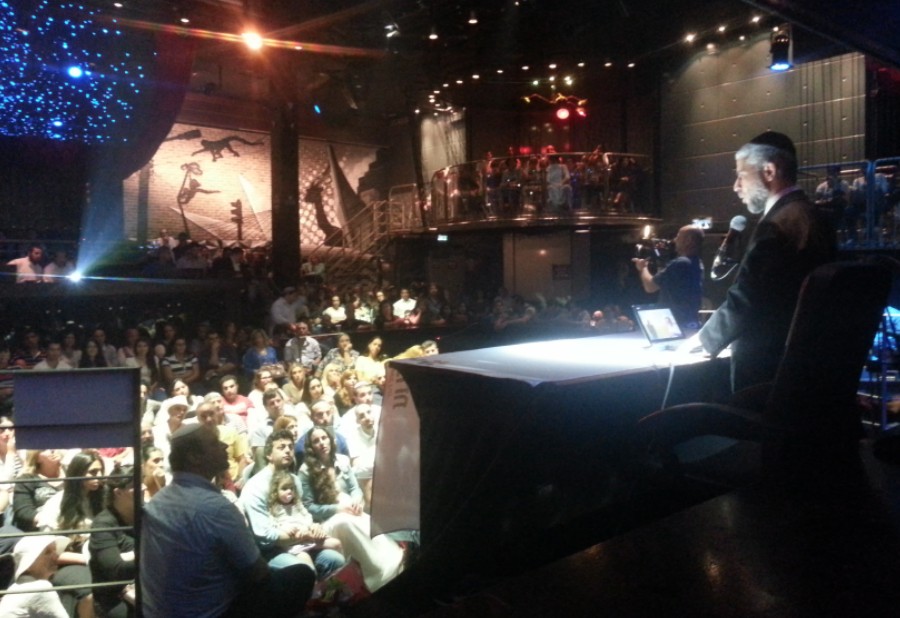 הרב זמיר נואם באירוע (צילום מסך)