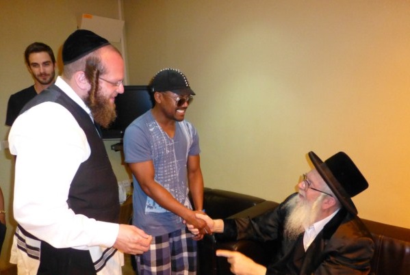 הברכה שהתקיימה. אפל.די.אפ מתברך (צילום: ברסלב סיטי