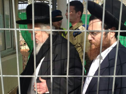 יהודים חרדים מבקרים בכלא. אילוסטרציה