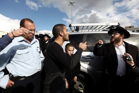 חרדים וחילוניים בבית שמש. צילום: כיכר השבת