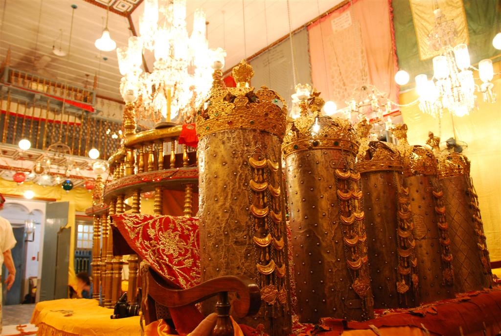 לחג השבועות: סיפורם של ספרי התורה