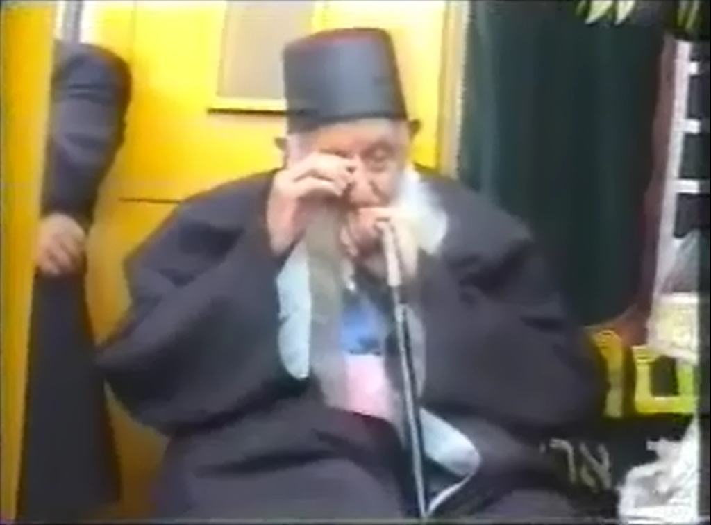 הרב כדורי מוחה דמעה, במהלך הביקור בבית אל