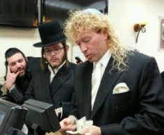 המליארדר, בחלוקת הדולרים (צילום: VIN)