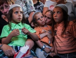 ילדיו של הנרצח, בהלוויה. צילום: פלאש 90