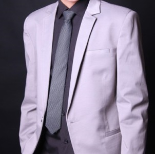 החסיד והעניבה