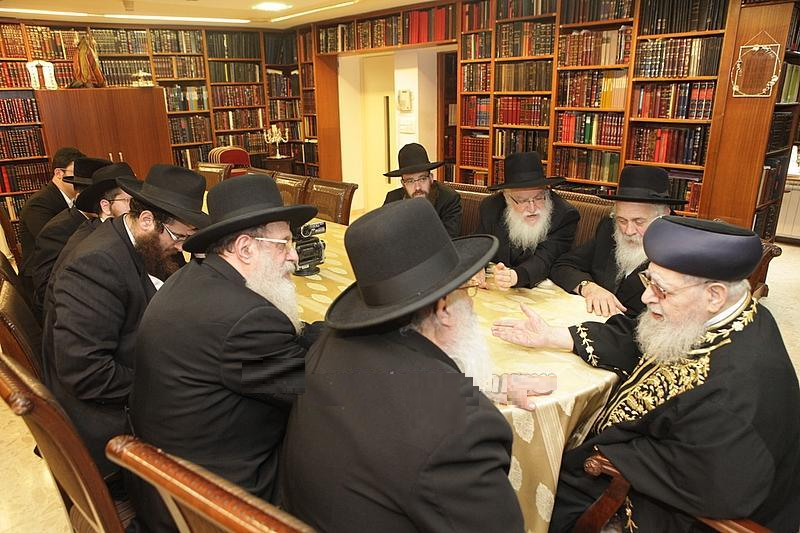 המשלחת אצל הגר"ע. צילום: שטורעם