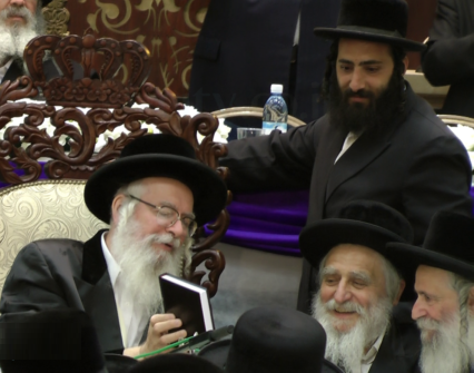 מוהרא"ש מציג בהתרגשות את הכרך החדש