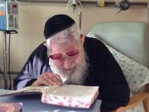 הגר"ע לומד תורה בבית החולים. צילום: כדורינט