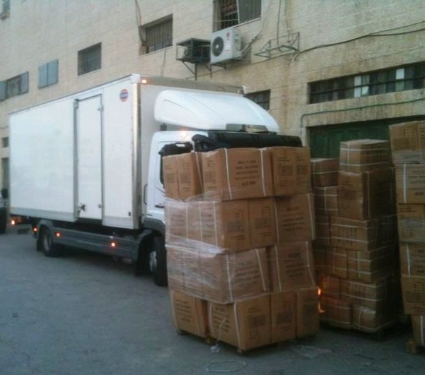 אברהם קריכאלי במחסן באל-עיזריה