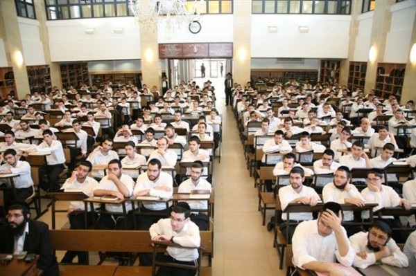 סטודנטים חרדיים לומדים תורה