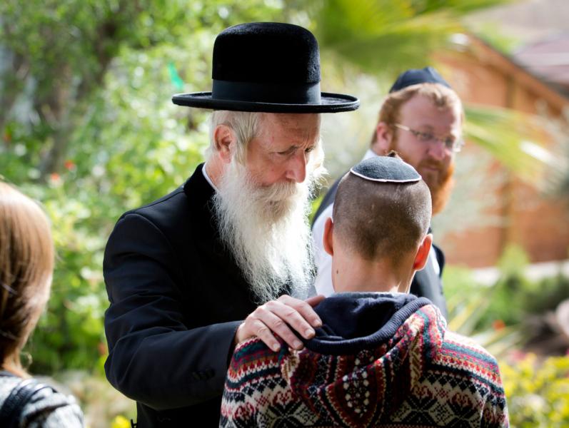 הרב גרוסמן עם הנערים. צילום: 'ישראל היום'