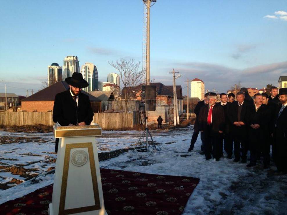 הרב שמעון לוין נואם (צילום: כיכר השבת ו-shuttersto