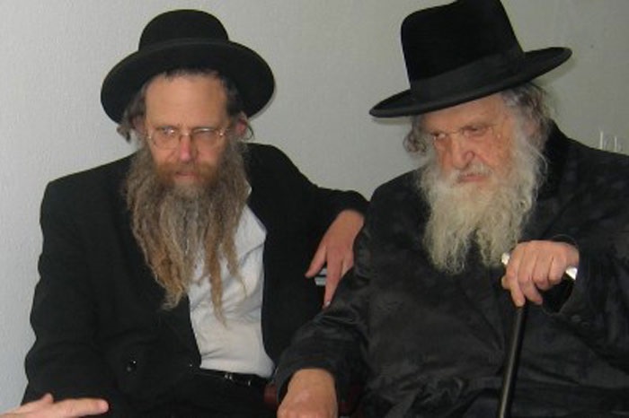 הגר"מ שטרנבוך שליט"א עם בנו