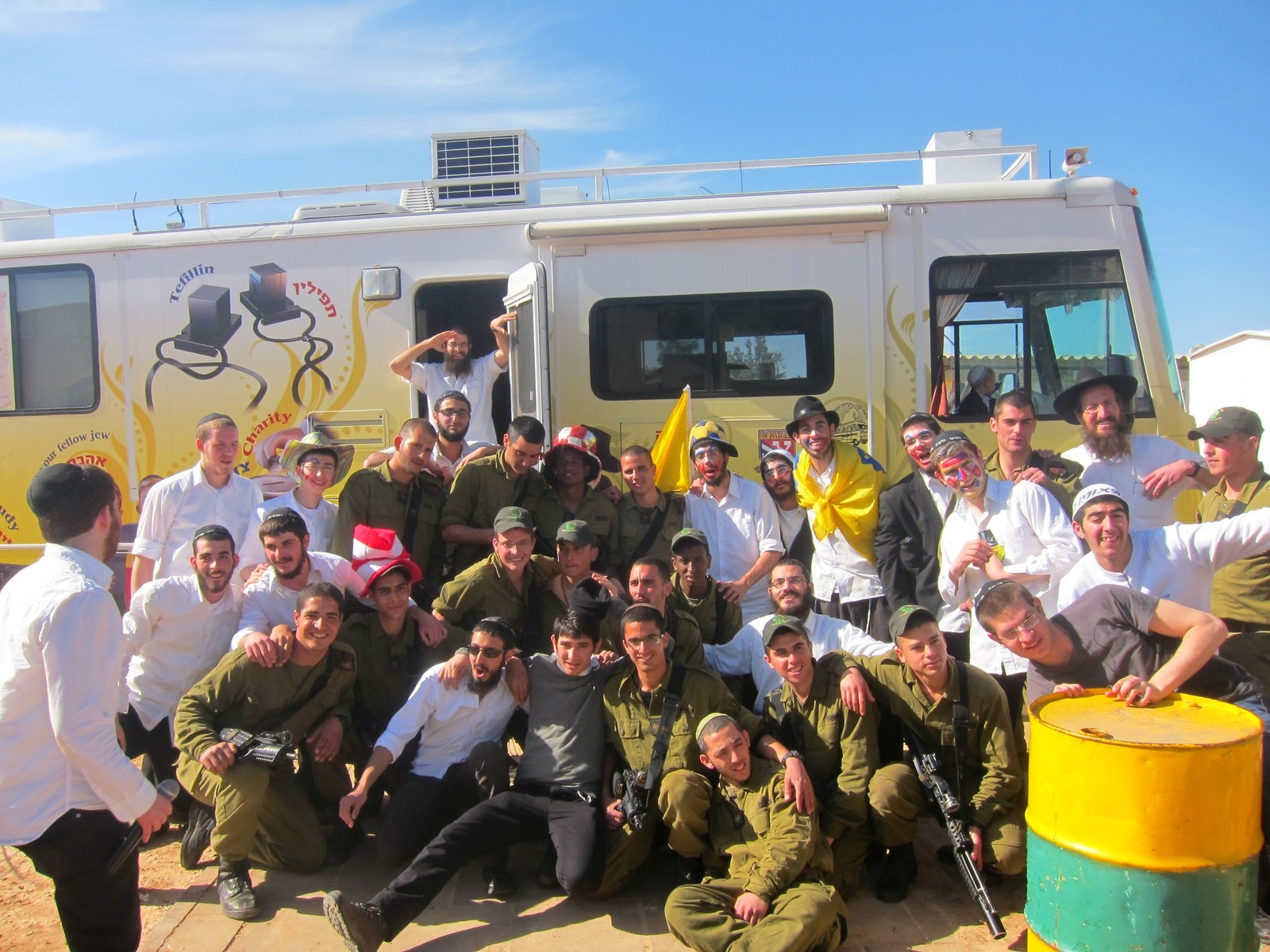 חסידי חב"ד עם הלוחמים. מקדשים שם שמים