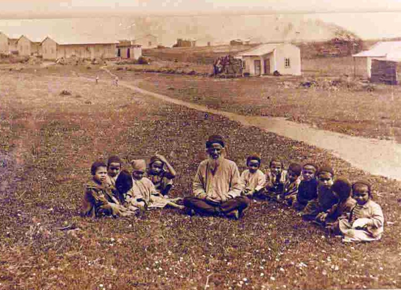 מורה ותלמידים בחדרה, 1901. בלי לימודי ליבה