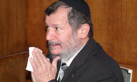 אורי לופוליאנסקי מקשיב לגזר הדין