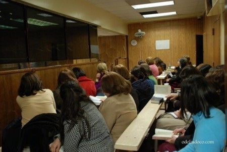 נשים נושאות תפילה בעזרה