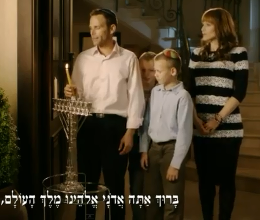 איך מדליקים נרות חנוכה? עודד מנסטר והילה עופר מדגימים