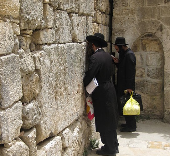 מתפללים שופכים שיח בכותל הקטן