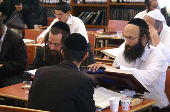 מרן הגראי"ל שטיינמן: "לא לקנוס כסף לאברך שמאחר לכולל"