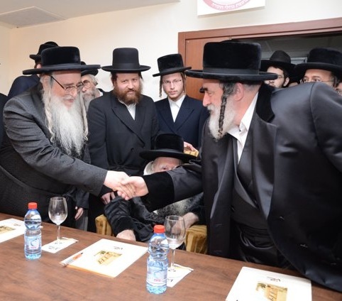 חברי המועצת לוחצים ידיים בתחילת הכינוס