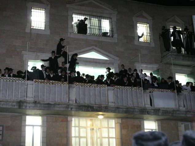 הוצאת דיבוק בישיבת השלום. אילוסטרציה