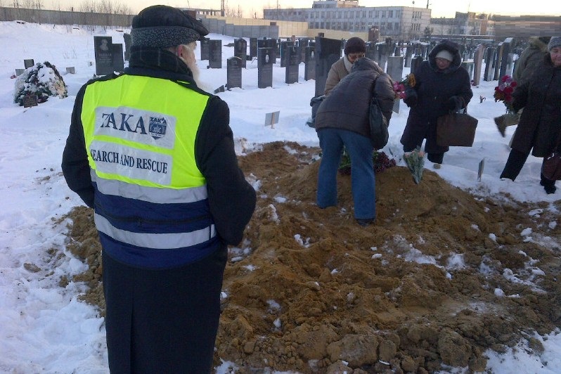 בבית הקברות (צילום: בחדרי חרדים)