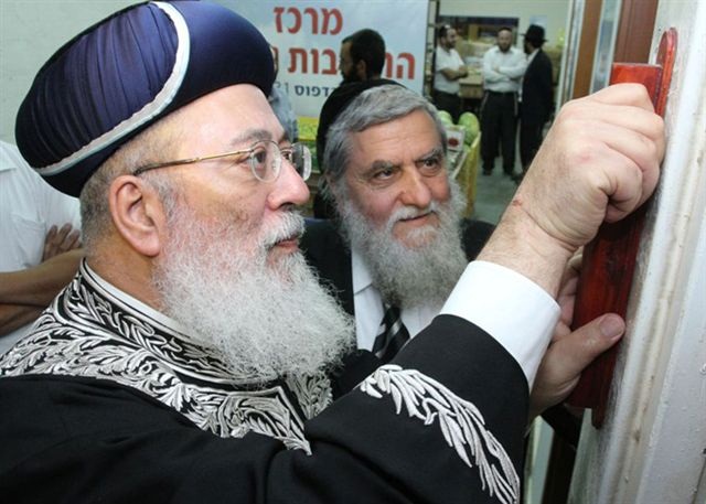 הרב הראשי קובע מזוזה