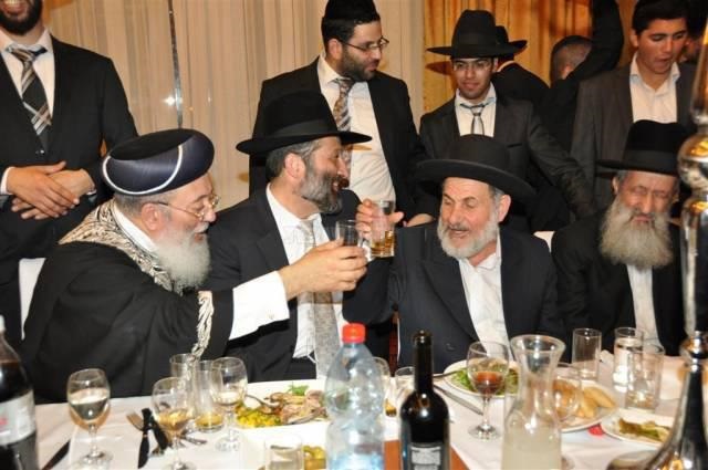 מרימים כוסית. צילום: כיכר השבת