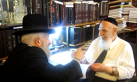 הרב טולדנו עם הגר"ש כהן. צילום: כיכר השבת