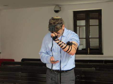 אבנר נתניהו מניח תפילין. צילום: כיכר השבת