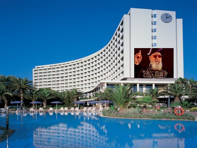 הגר"ע יוסף, על רקע בית מלון ברודוס