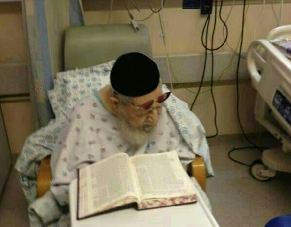 הגר"ע יוסף, בבית החולים. צילום: כדורי.נט