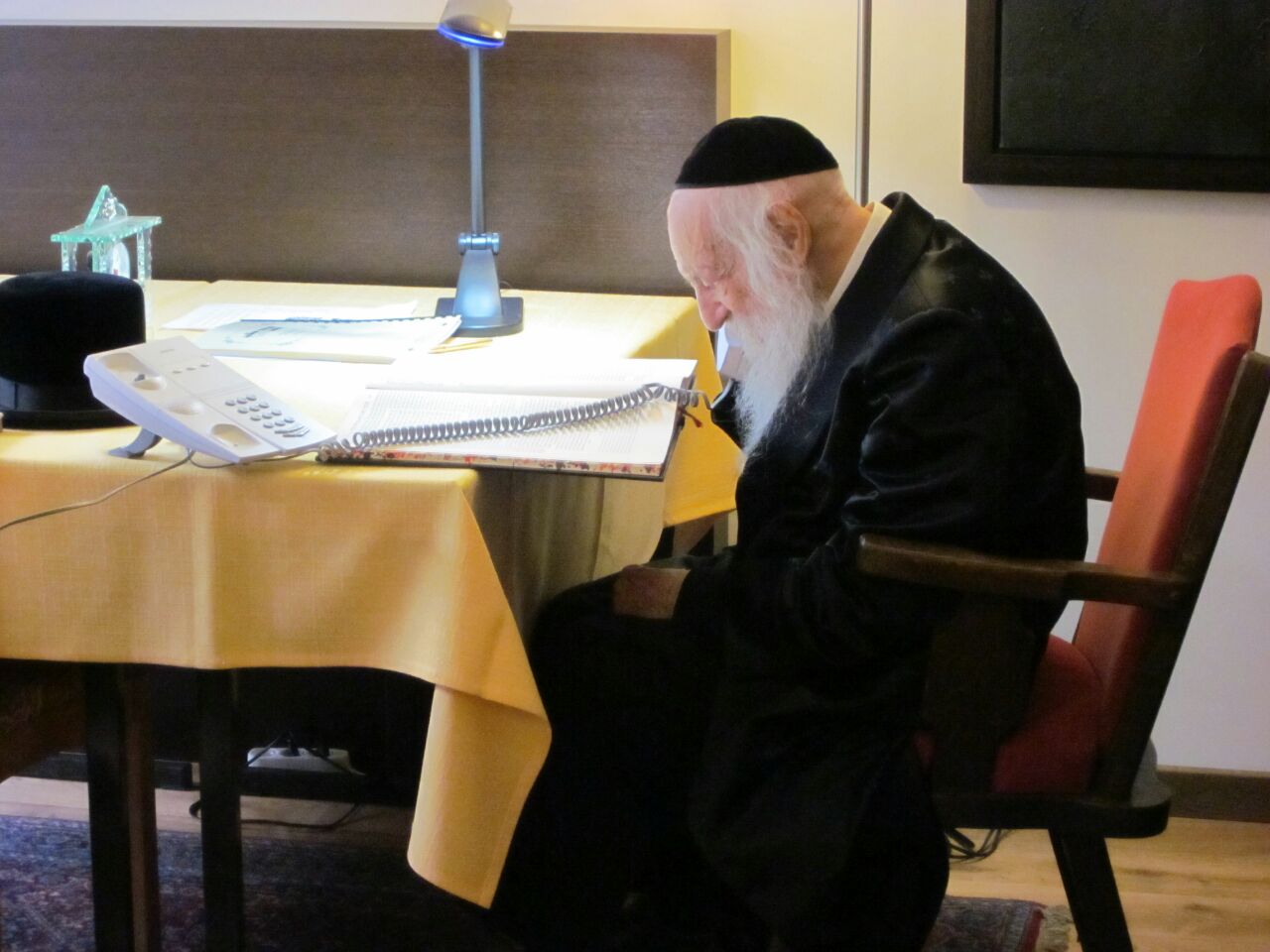הרב וואזנר זצ"ל, לומד בביתו
