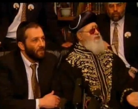 הרב עובדיה עם אריה דרעי. צילומסך