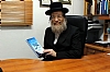 הרב פרידמן מציג את הספר החדש (צילום: הידברות)