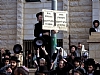 הדת החרדית. מפגין מציג את לוחות הברית החדשות