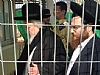 יהודים חרדים מבקרים בכלא. אילוסטרציה