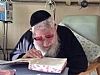 הגר"ע לומד תורה בבית החולים. צילום: כדורינט
