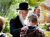 הרב גרוסמן עם הנערים. צילום: 'ישראל היום'