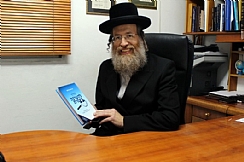 הרב פרידמן מציג את הספר החדש (צילום: הידברות) (הגדל)